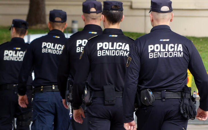 El Ayuntamiento envía a 20 agentes de la Policía Local y un perro especializado en rescates para ayudar a los afectados por la DANA 